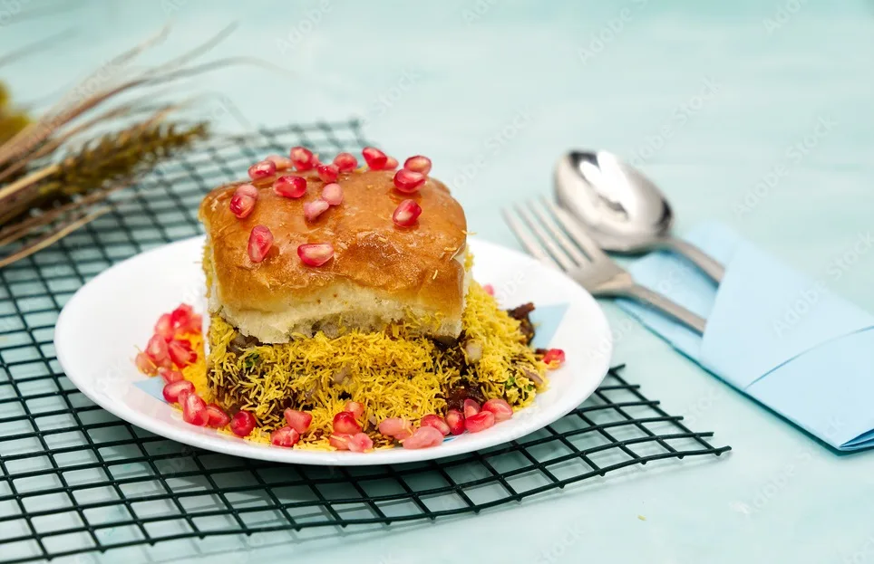 dabeli is famous indian street snacks